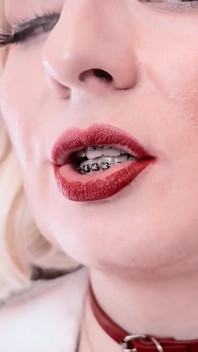 Fetish merokok: Video solo seksi MILF blonde panas yang nakal Arya Grander Glaminatrix Rakaman dekat Bibir Merah