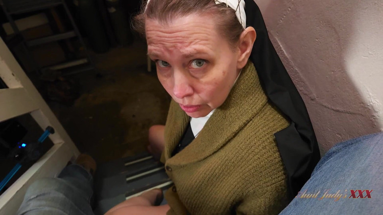 Aunt Judy's XXX: TanteJudysXXX - freche geile nonne autumn fickt den handwerker