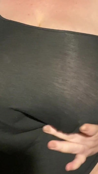 Une BBW à gros nichons joue avec ses seins sur le visage