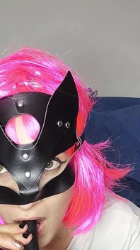 Mina stora naturliga bröst väntar på din blick när jag onanerar maskerad