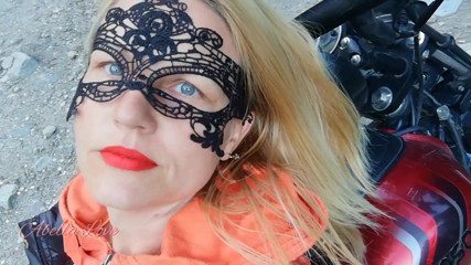 Abella Love: Czerwone usta blondynki palą zmysłowo na rowerze Rasta na świeżym powietrzu