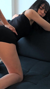 Laura'nın seksi güzel yüzü ve yanan götü spermle dolu.