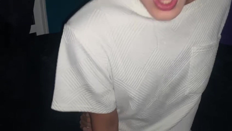 KenPrince: Femboy is alleen thuis en belt de man die hij...