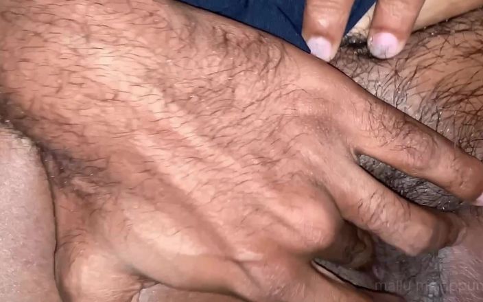 Mallu_Malappuram: सड़क पर कार चलाते समय पड़ोसी मल्लू मुस्लिम आंटी को ऊँगली कर रहा है, मलप्पुरम, केरल आउटडोर
