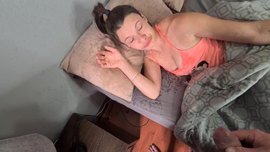 domslutfucker: Hubená dívka se nasrala v posteli a cucala penis