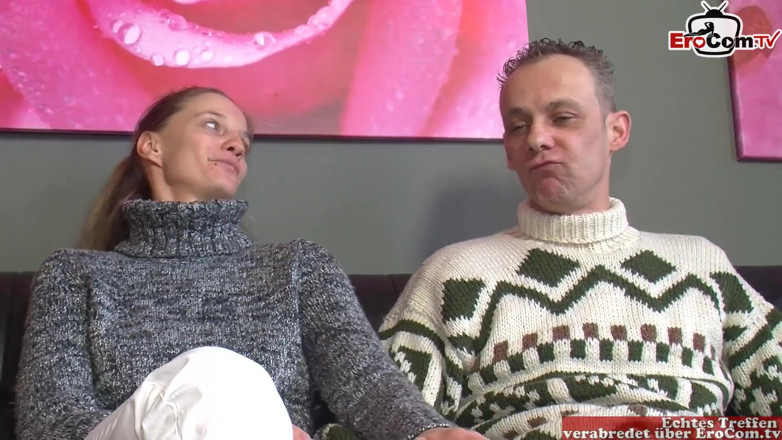 EroCom: Magere Duitse vrouw wordt geneukt door twee jongens in een...