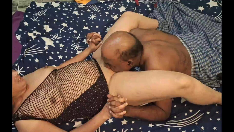 Sexy sindu: Velký zadek house kundička plná nahý sex na posteli