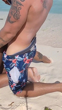 Non Mi Interessa Che Siamo Sulla Spiaggia, Ti Scoperò Ancora Nel Culo Scopando La Figliastra