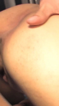 Tato sexy žena byla oblečená tak sexy a dva kluci jí dvě dírky.