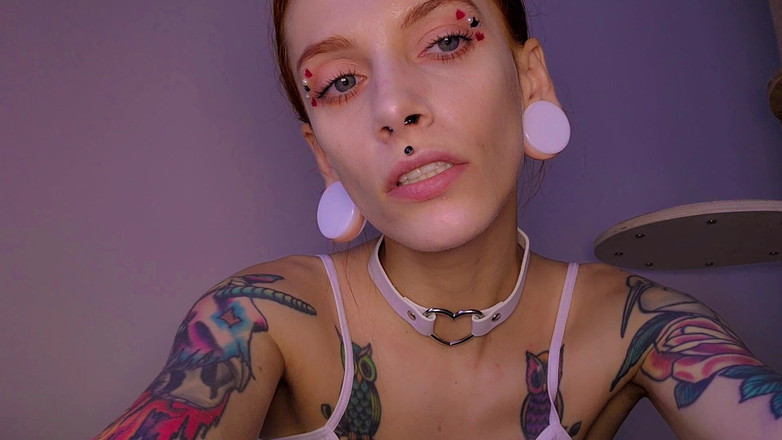 TattoedGirl666: Красива повія показує своє миловидне обличчя