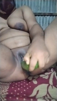 Deshi dorf-boudi-masturbations-orgasmus mit gurke