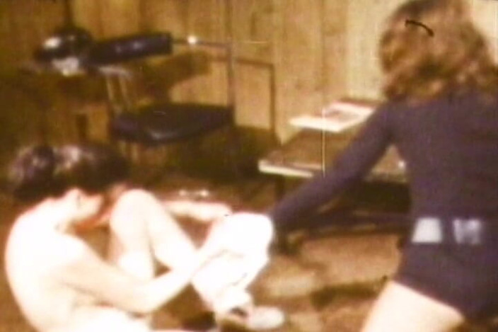 Vintage Babes: Retrô dominatrix treina submissos com chicotes e consolos vintage
