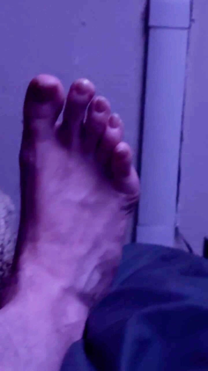 ScottyNaughty69: Para pecinta kaki lagi asik nikmatin kaki! Apa pendapatmu tentang...