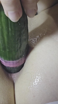뻑가는 오이로 뻗은 섹시한 밀프의 후장