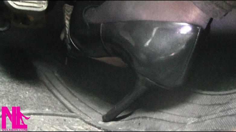 Nyllady: Menyadarkan dan mengemudi dengan stoking hitam dan sepatu hak tinggi...