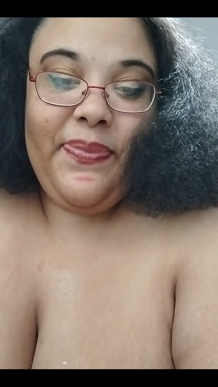 Jessica pigslut: Büyük şişman göğüslerimin her yerine süt döküyor mmm