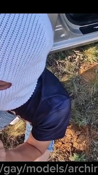 Una giovane studentessa e un papà vicino al treno scopano all'aperto con sborra nel culo