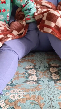 Üçümüz bir televizyon dizisi izlerken kız arkadaşımın üvey kız kardeşi beni mastürbasyon yapıyor