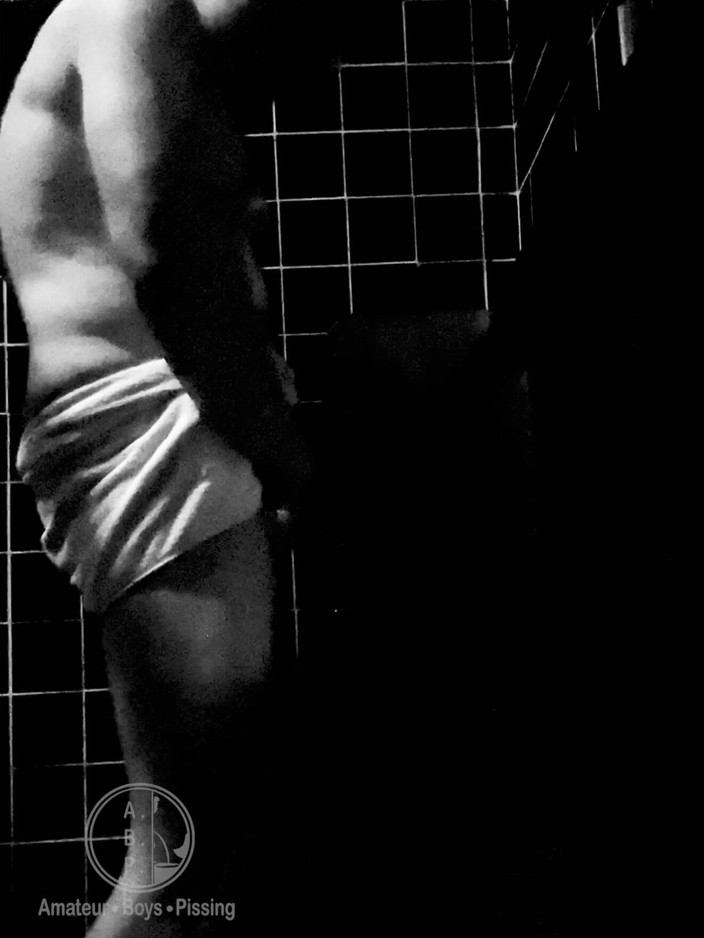 AmateurBoysPissing: Rychlé setkání s amatéry na veřejných toaletách – Chlap kouří chlapce