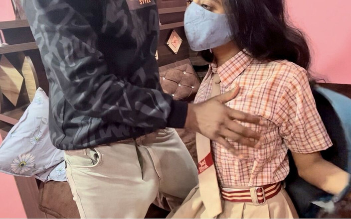 HotSihvani63: La mia sorellastra mi ha beccato guardando i porno poi...