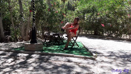 Molly MILF: Krémování mé měkké kůže venku ve stínu