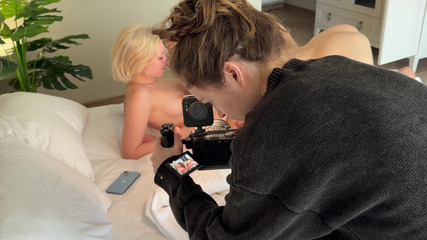 Sam Garro: Perde Arkası: Sarışın, dövmeli sevgilisi tarafından sikilirken vajina yalıyor