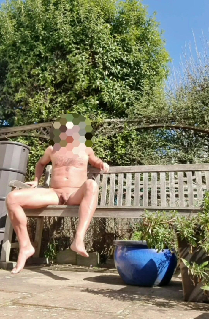 Male Model: 정원에서 태양을 즐기세요