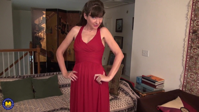 Mature Solo NL: La sexy matura vuole un grosso cazzo nella sua figa...