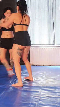 Deux filles sexy se battent