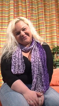 Une BBW allemande blonde caresse ses gros seins en présence d'un spectateur qui la filme en train de se masturber la chatte avec des jouets sexuels