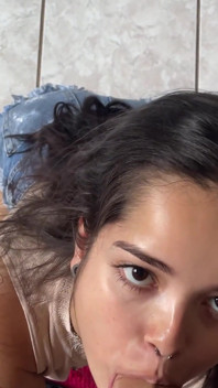 Moje mladá dívka Debora Prado přesně ví, jak mi sát ptáka a získat mléko