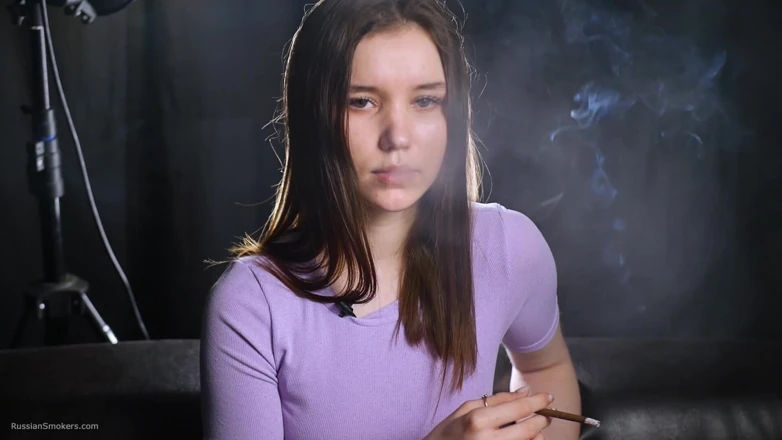 Russian Smokers: 和香港的女士在秋季公园抽烟