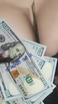 Findom: Kontant gudinna räknar kontanter och får dig att tillbe hennes klyvning och fötter