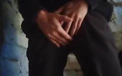 배다른 여동생 이탈리아와 오줌을 싸기 위해 땅을 마사지해