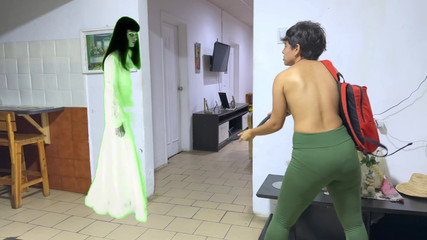 SugarPose: Jasmine作为一个鬼怪的第一天