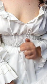 Een schattig meisje in een mooie witte jurk besloot haar poesje te laten zien