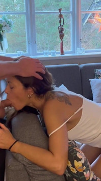 Une MILF Se Fait Prendre Par Derrière Sur Le Canapé Et Son Mari Finit Dans Sa Bouche