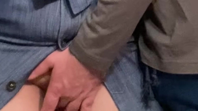 PriyaNaavya: Yaşlı sapık metroda küçük amına dokunuyor