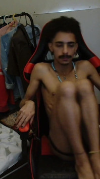 Femboy Web Kamerasında Gösteriş Yaparken Yakalandı
