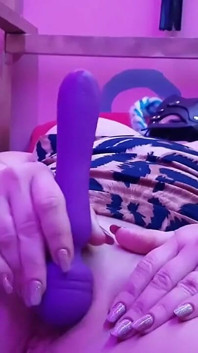 HENNES DILDOORGASM RÄCKER INTE OCH HON FORTSATTE FISTANDE FITTA