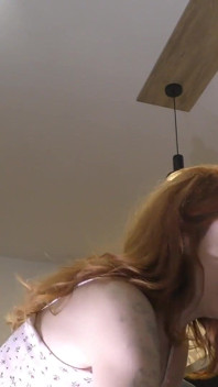 Zkoušení módy s bez podprsenky, přirozená skutečná studentka, nejžhavější zrzka se promění v porno casting