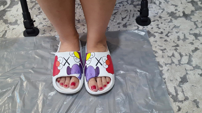 Adele Amber: AYAKLARDA SALYALAR