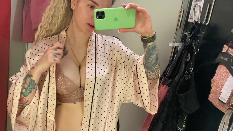 Barbietatoo1: Ik zoek een outfit voor een bedrijfsfeestje