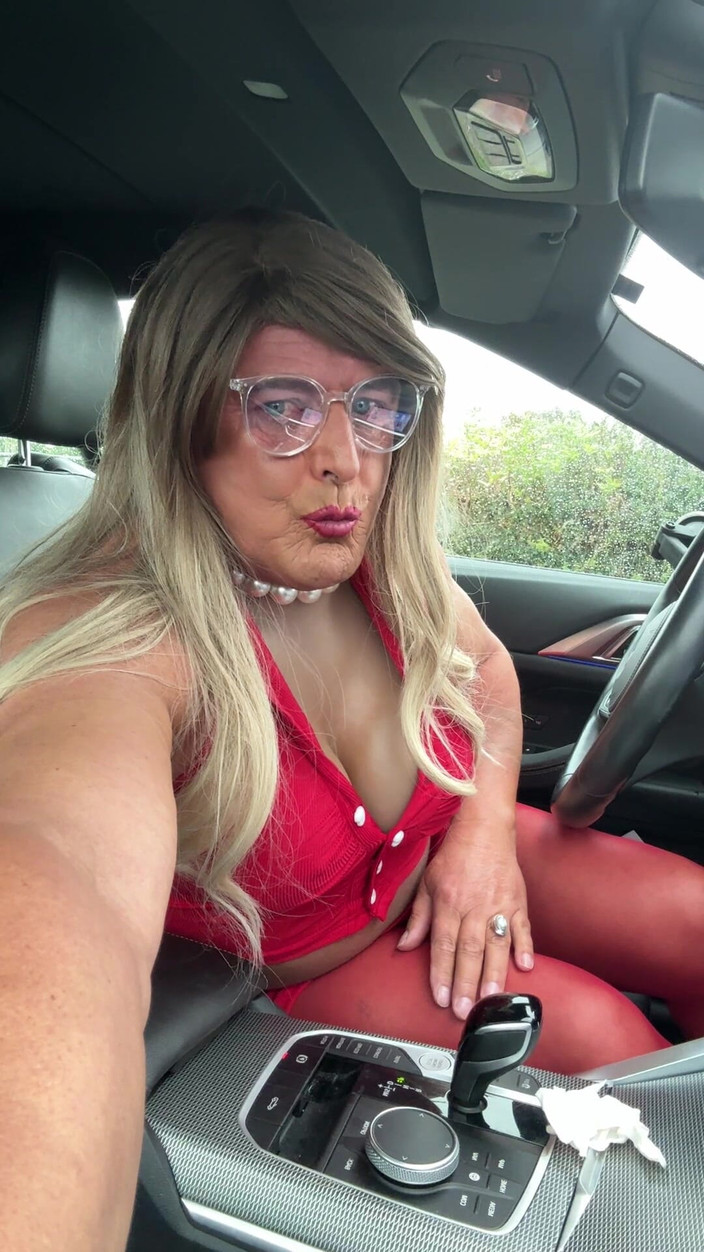 Kellycd2022: Sexy travestiet Kellycd2022 uit voor een rit in het rode...