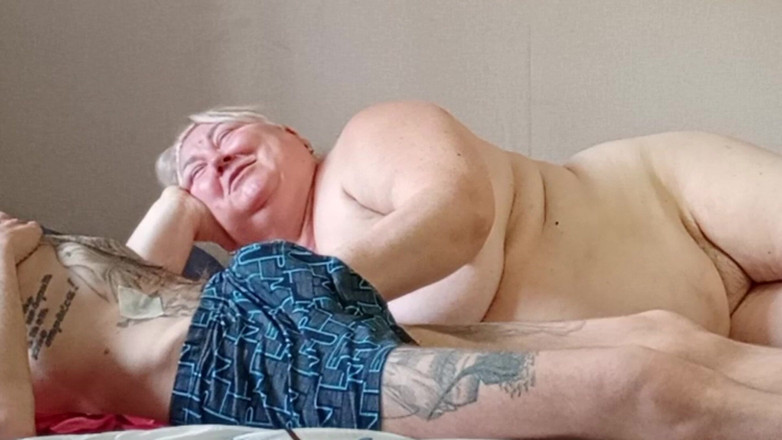 Zona901: Dziewczyna umiejętnie ssie kutasa i połyka spermę