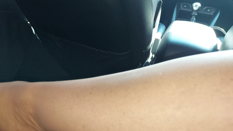 Step Mommy: 真正的素人继母勾引和挑逗她的继子，并在车里给他足交