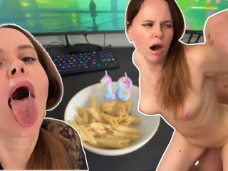 Üvey anne ona şimdiye kadarki en iyi 18. doğum günü hediyesini veriyor! Sonunda bonus