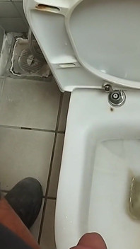 Mascuker turk kencing di toilet kantor