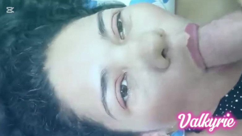 Valkyrieandluigy: Singură suge pula și se fute în gât adânc