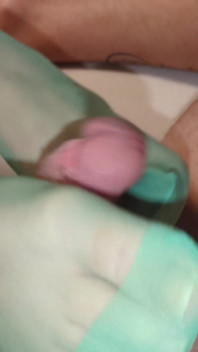 Footjob in calze di nylon verdi
